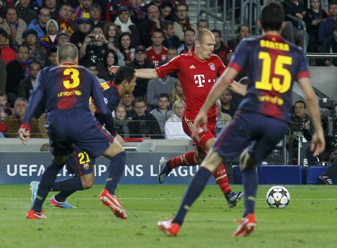 Il dominio del Bayern viene suggellato al 3' della ripresa dall'invenzione di Robben: palla a giro, Valdes in ginocchio. E Bayern dritto in finale